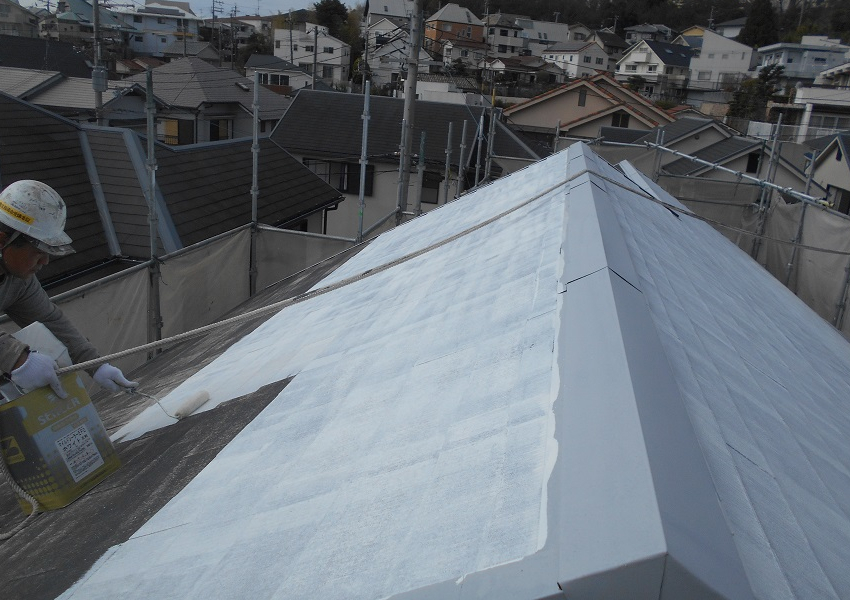 カラーベスト屋根下塗り塗装1回目
