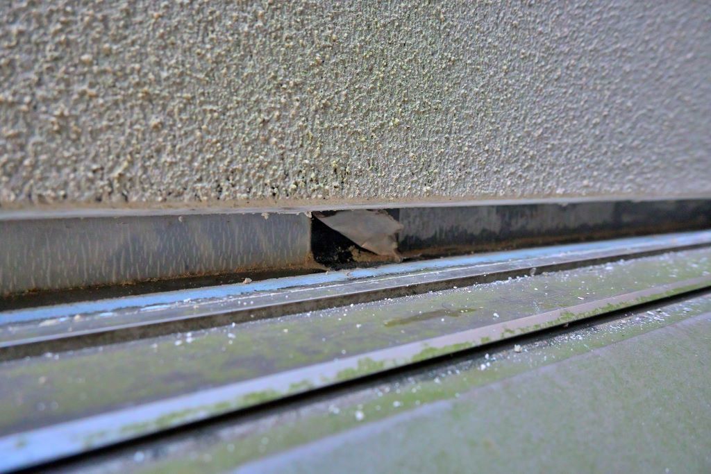 雨水で濡れた防水シート