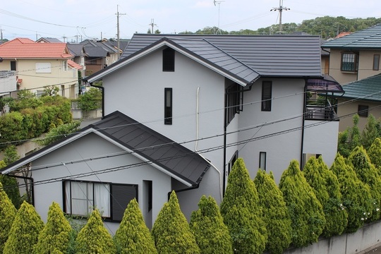 外壁N-70 屋根シェイドブラック施工例 - 西宮市で屋根・外壁塗装は 